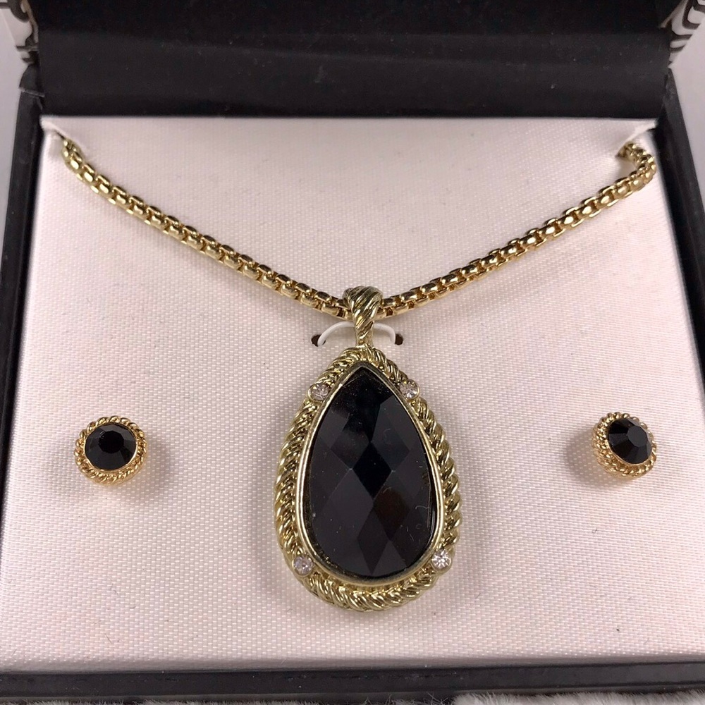 ✅🆕Teardrop pendant coordinating earrings